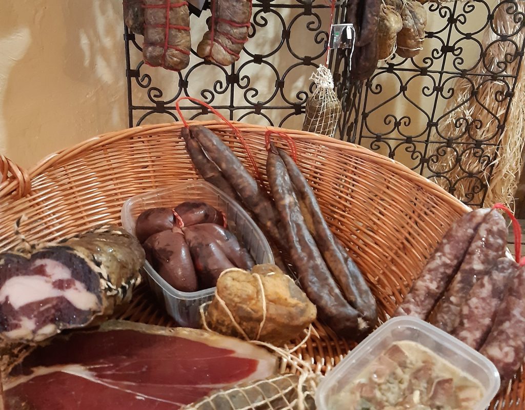 Panier avec différents types de charcuteries et pâté de tête